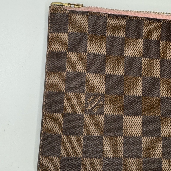LOUIS VUITTON
Neverfull Pochette Damier Ebene Wristlet Pouch Rose Ballerine - Picture 5 of 12